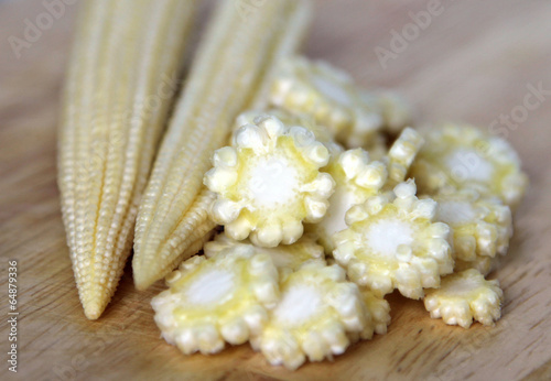 Tableau sur toile Baby corn cobs on kitchen table