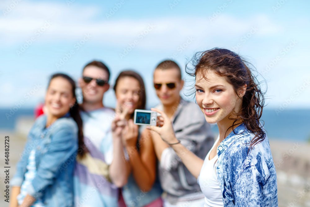 Fototapeta premium happy teenagers taking photo outside