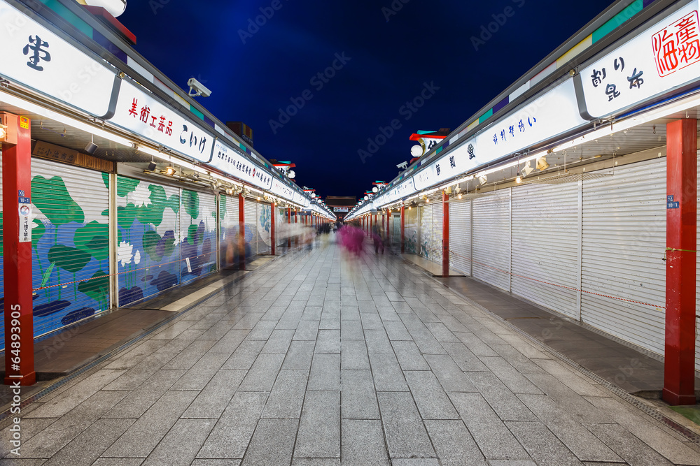 Fototapeta premium Nakamise Shopping Street in front of Sensoji Temple in Tokyo