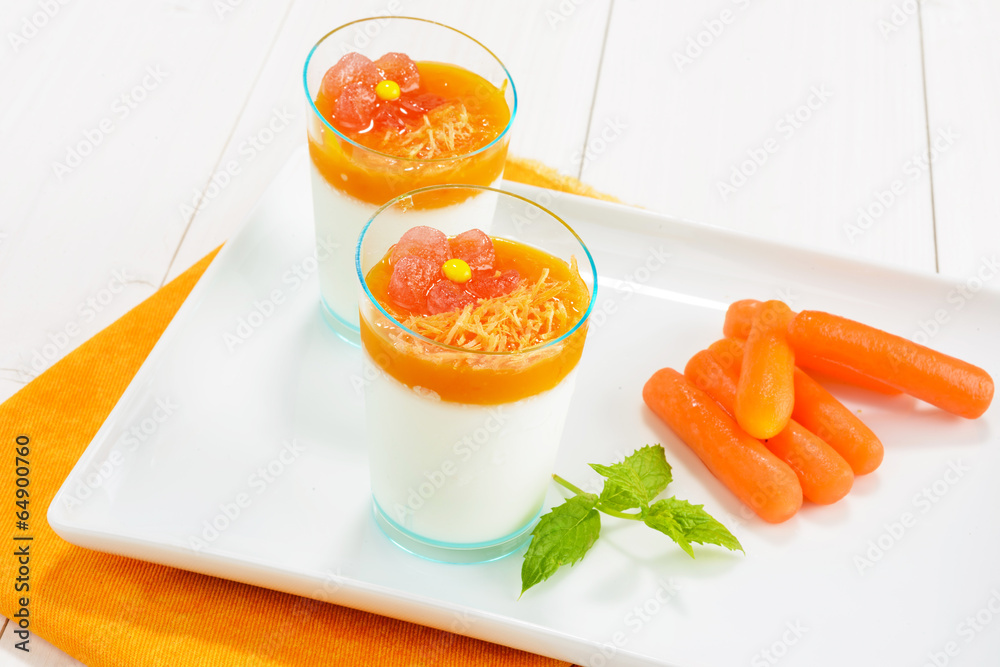 Dessert con panna e mousse di carote