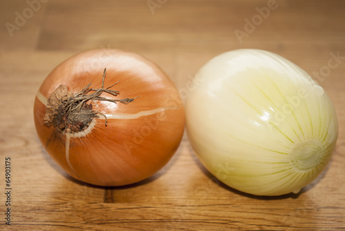 Onion and Peeled Onion
