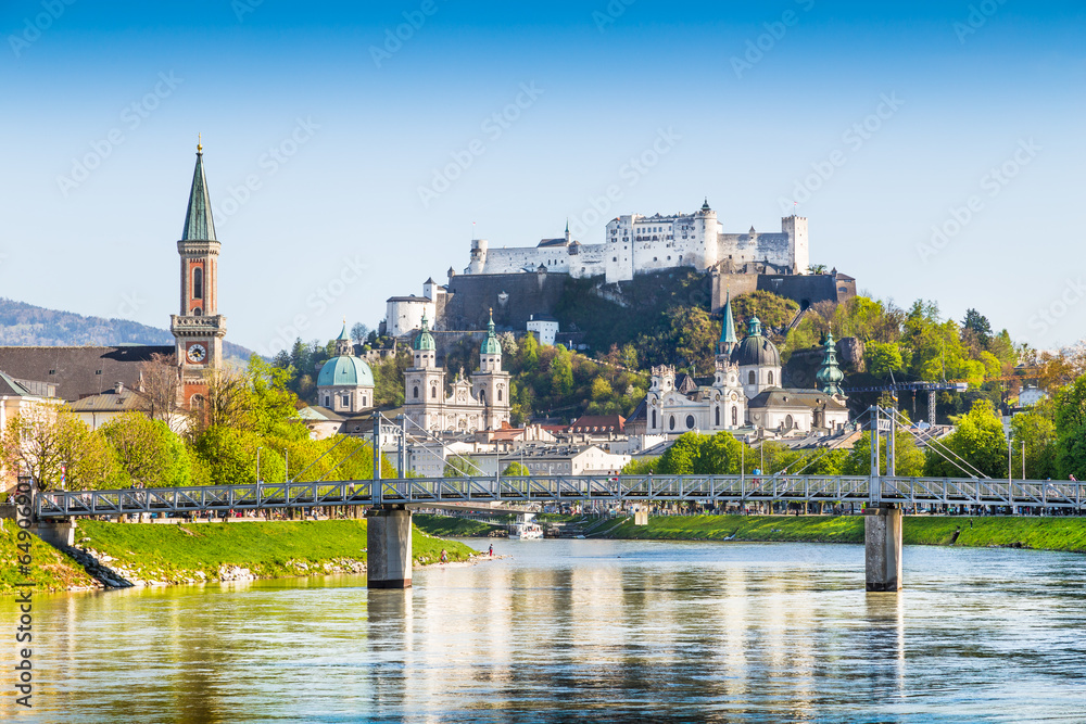 Naklejka premium Historyczne miasto Salzburg z rzeką Salzach w Austrii