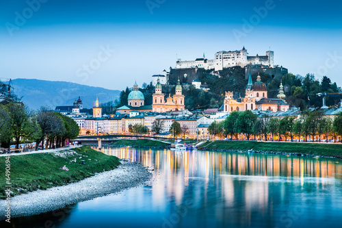 Obraz na płótnie Salzburg skyline with river Salzach at dusk, Austria w salonie