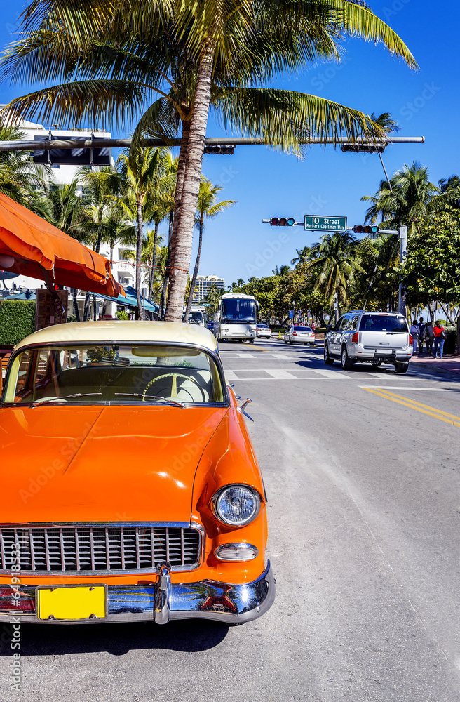 Obraz premium Classic American Car on South Beach, Miami.