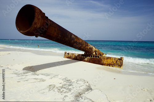 relitto spiaggiato mare dei caraibi isola di caio largo cuba photo