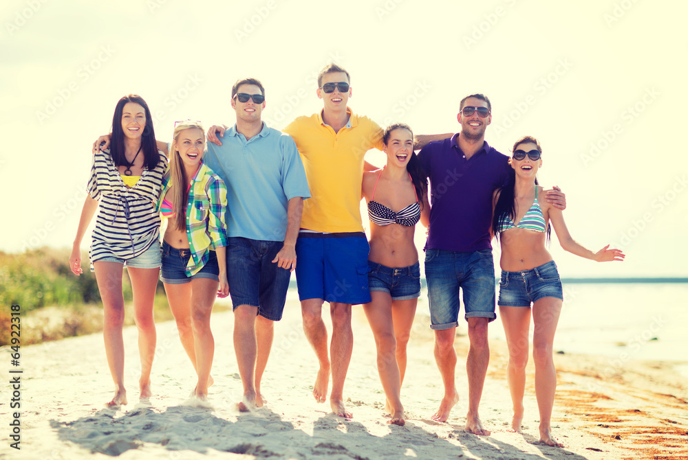 Obraz premium group of friends having fun on the beach