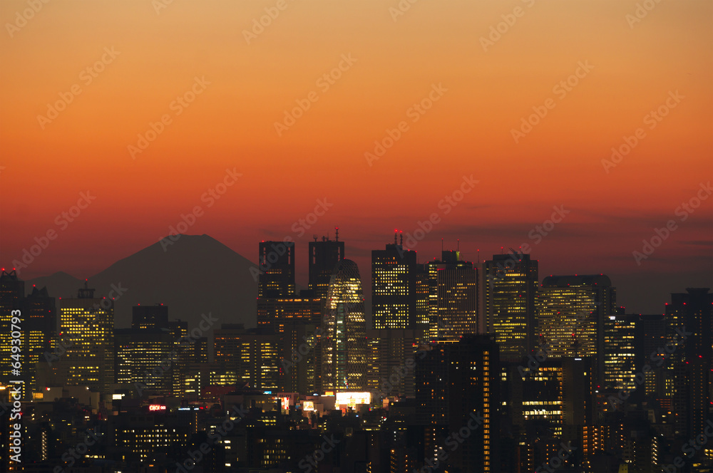 Fototapeta premium 東京都心から真っ赤な夕焼けシルエットになった富士山と新宿高層ビル群を望む【東京絶景】