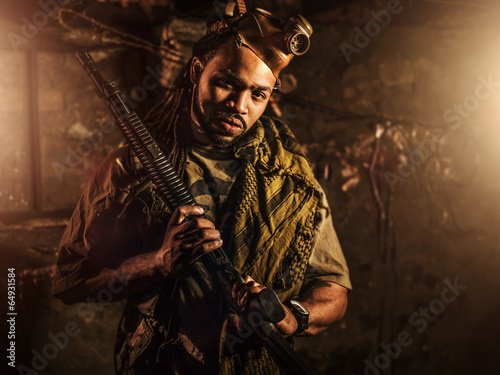 Foto guerrilla freedom fighter with gun in bunker