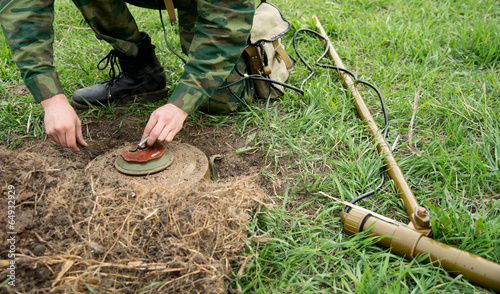 Minesweeper with a mine detector mine neutralizes