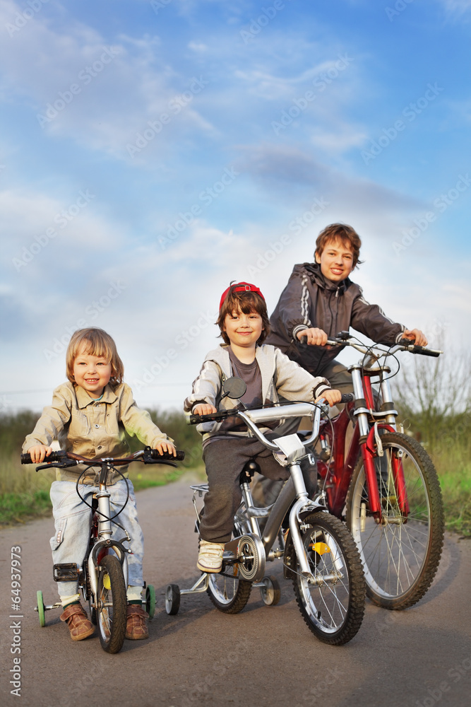 Obraz premium brothers ride on bikes