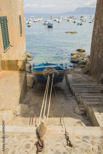 Rimessa Barca tra le case sul mare - Scilla