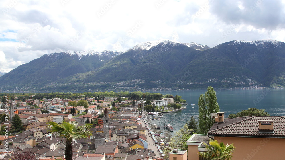 Fototapeta premium Marché sur le quai d'Ascona.