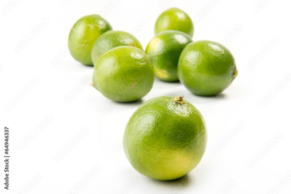 Lime verdi isolati su sfondo bianco Lime verdi isolati su sfondo bianco
