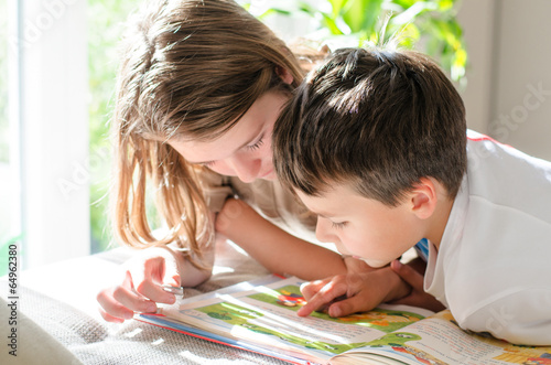 Schulkinder beim Lesen üben