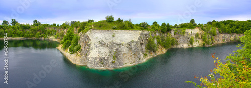 Skalisty brzeg jeziora po wykopaliskach kamieniołomu