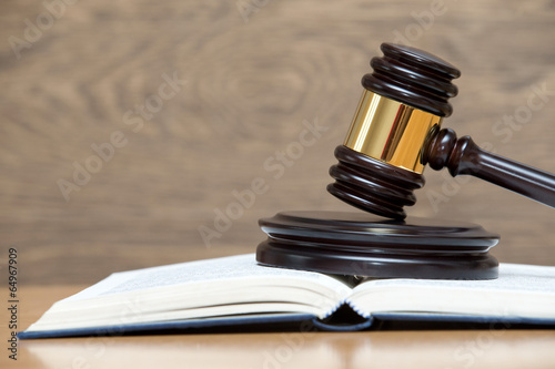 Ταπετσαρία wooden gavel and books