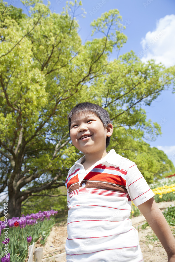新緑と笑顔の子供
