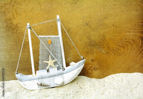 Holzschiff mit Fischernetz