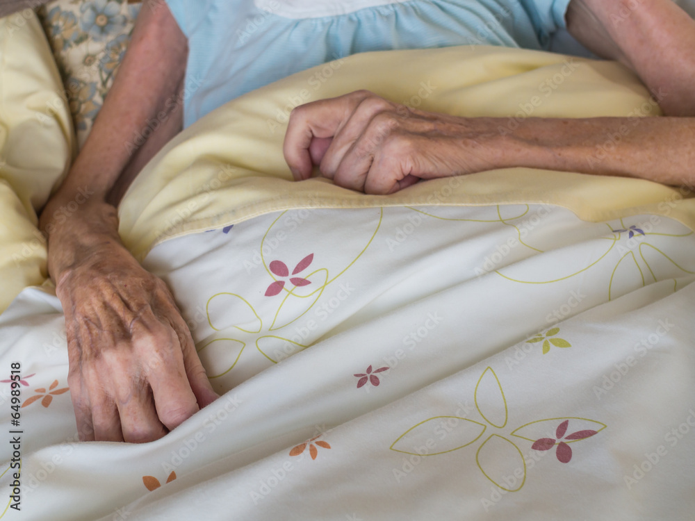 Old woman with very skinny arms and hands lying in a bed foto de Stock |  Adobe Stock