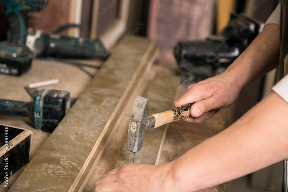 Junger Schreiner bei der Arbeit Junger Schreiner bei der Arbeit