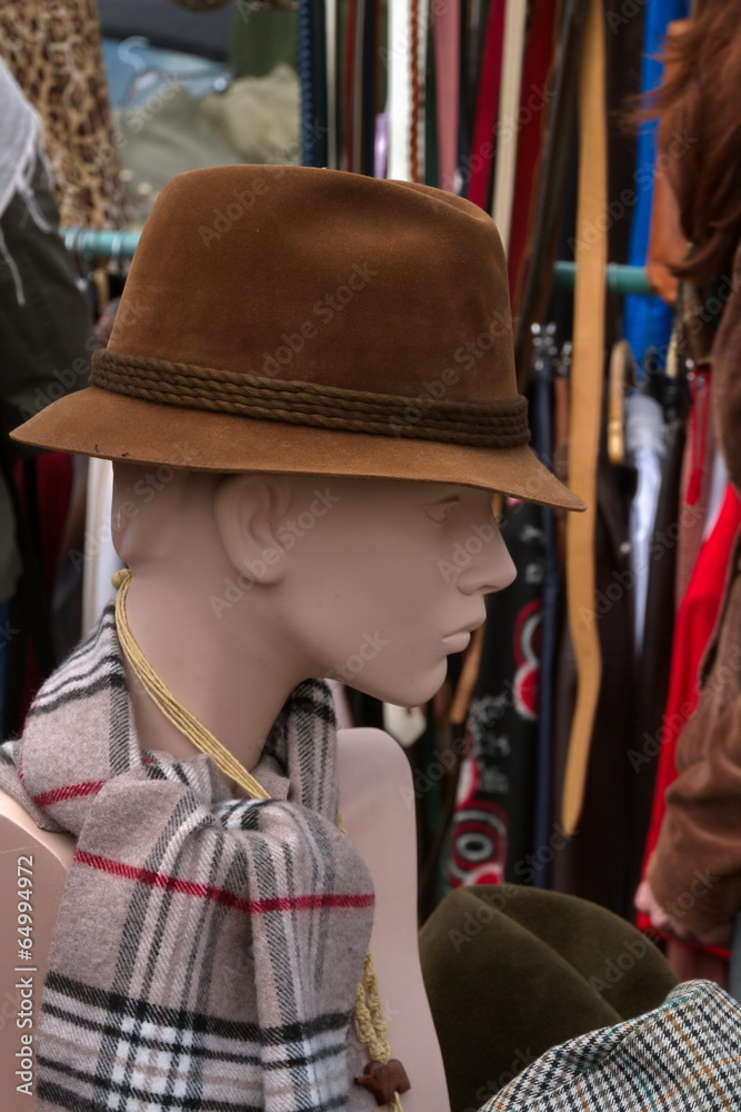 Puppe mit Hut auf dem Flohmarkt