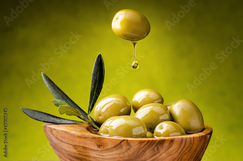 olive verdi con goccia di olio