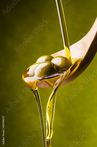 olio di oliva con sfondo verde Fototapet