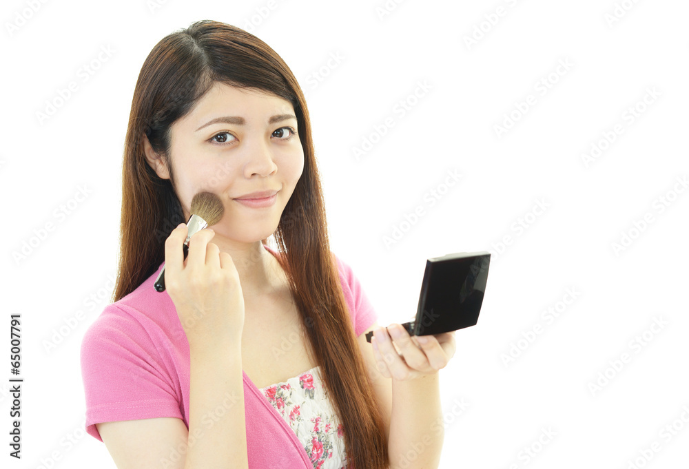 メイクアップをする女性 メイクアップをする女性