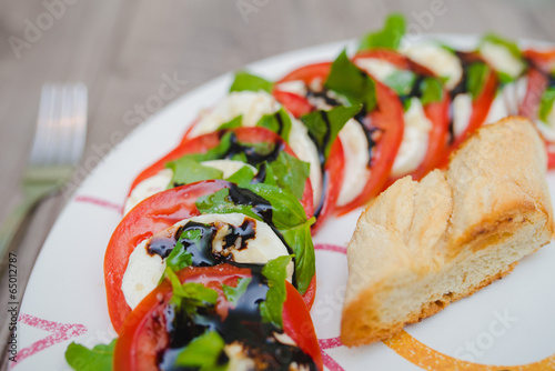 Sałatka: mozzarella, pomidor, czosnek, bazylia, oliwa photo