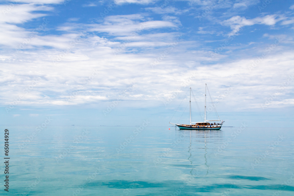 Obraz premium Calm sea and a boat,Maldives
