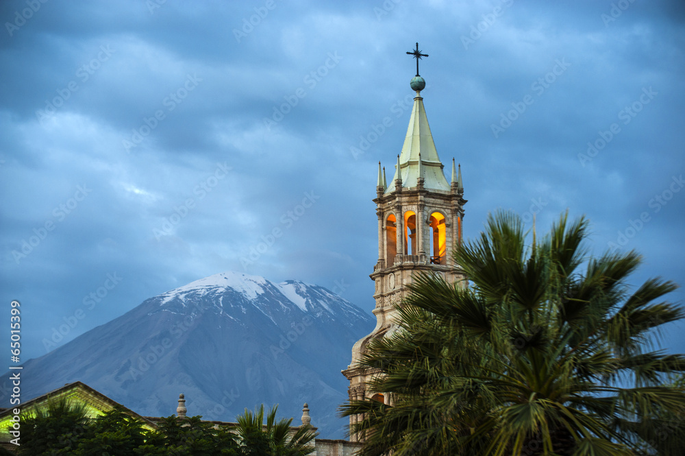 Fototapeta premium Volcano El Misti overlooks the city Arequipa in southern Peru. A