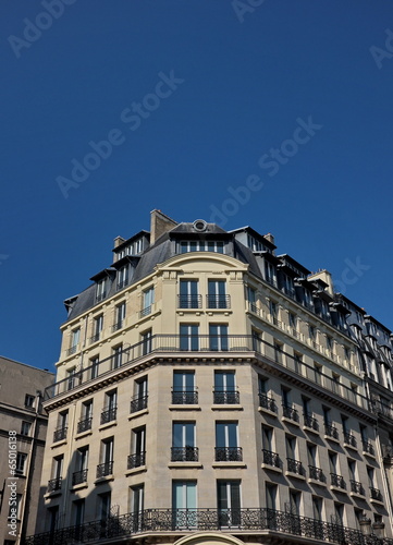 Immeuble blanc ciel bleu © Bruno Bleu