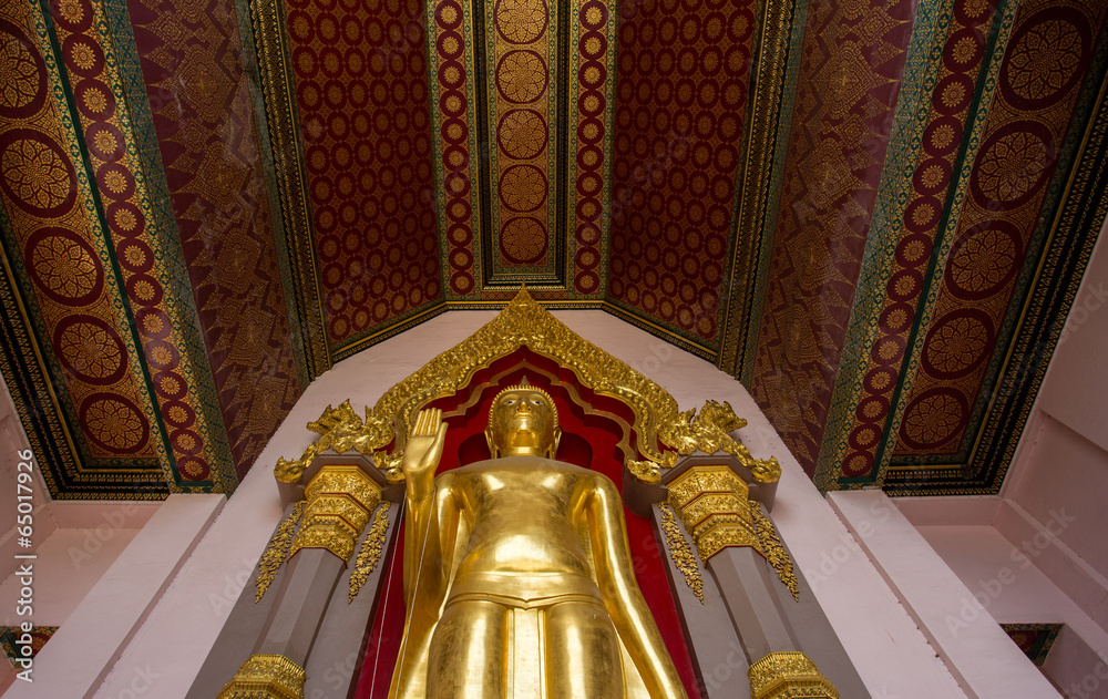 Obraz premium gold buddha temple in Thailand