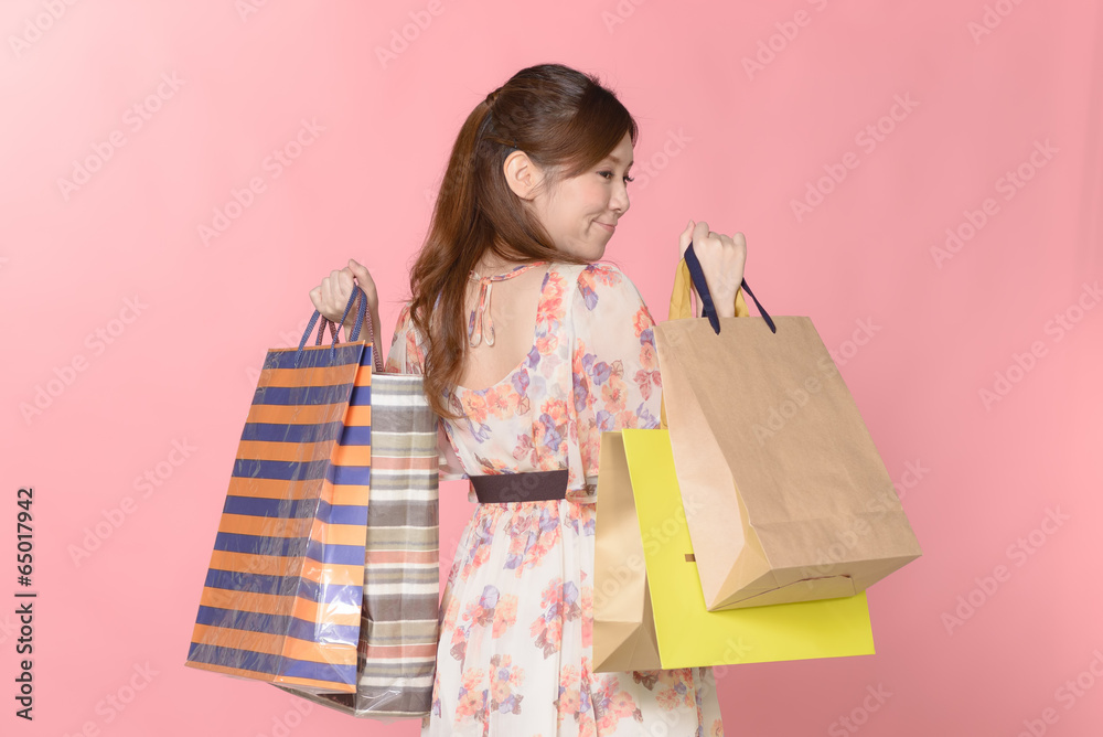 Fototapeta premium 買い物袋を持つ女性