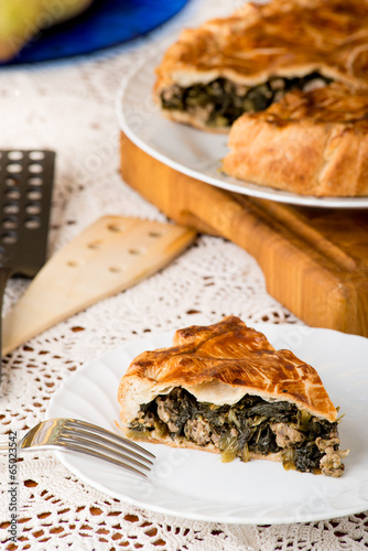 Fetta di focaccia ripiena ai broccoli e salsiccia nel piatto photo