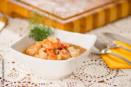 Zuppa di fagioli piattoni e code di gamberi photo