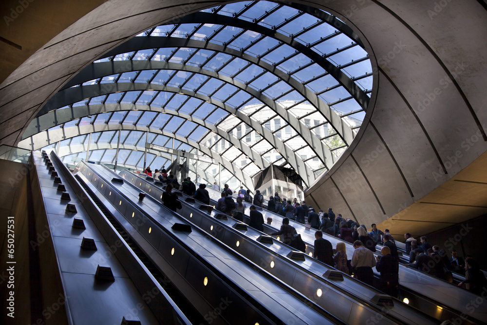 Fototapeta premium Metro w Londynie, stacja Canary Wharf