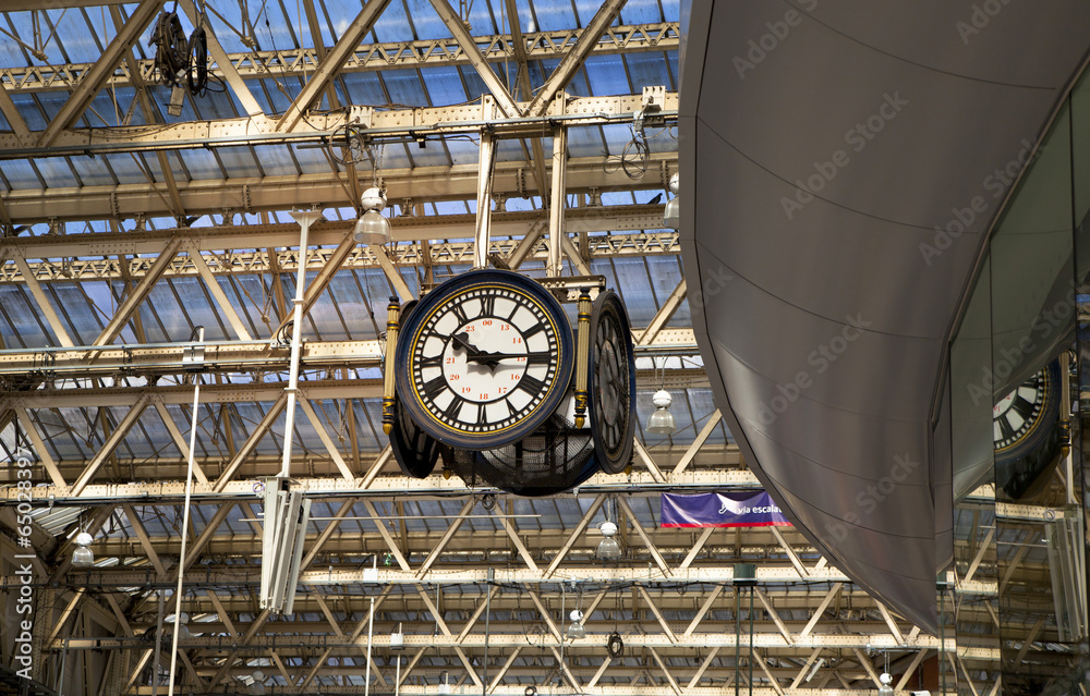 Obraz premium London Waterloo train station, departure Hall, travellers 