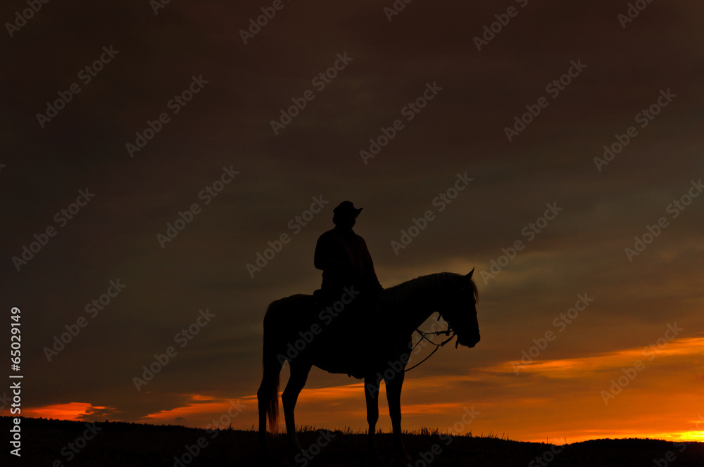Einsamer Reiter im Sonnenuntergang