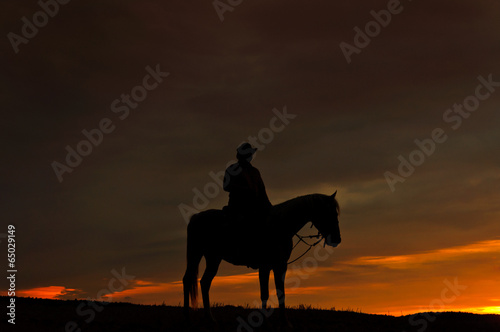 Einsamer Reiter im Sonnenuntergang