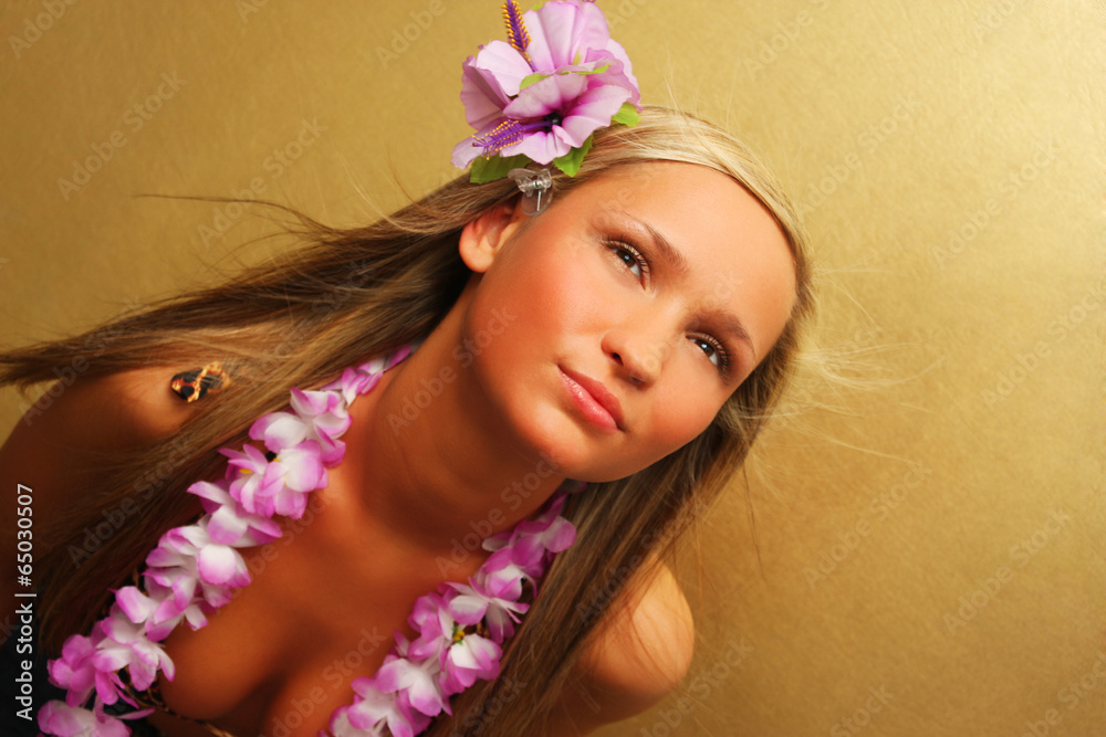Naklejka premium Summer/hawai girl on gold background