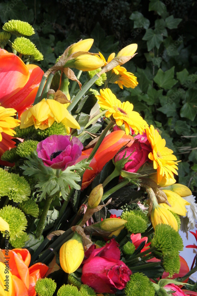 Blumen zum Abschied aus bunten Frühblühern