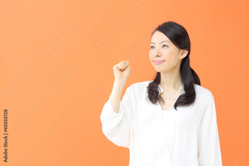 ガッツポーズ・若い女性