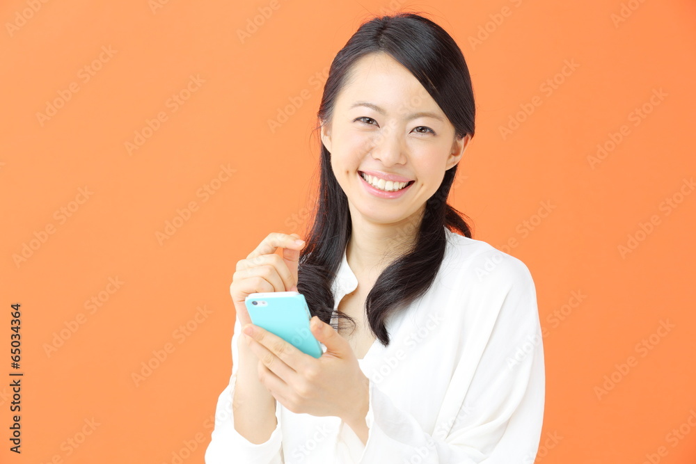 スマートフォン・若い女性 スマートフォン・若い女性