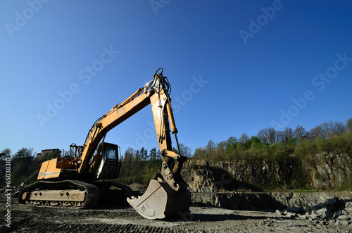 bagger in steinbruch