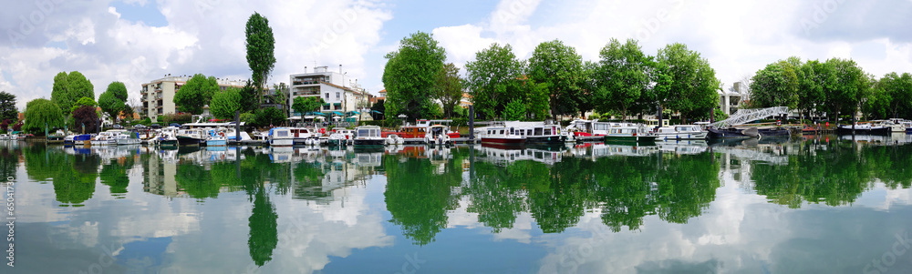 Fototapeta premium Panorama d'un port de plaisance de Paris Vincennes