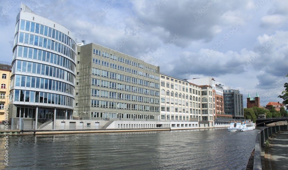 Obraz premium Spreeufer an der Gotzkowskybrücke in Berlin