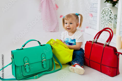 маленькая девочка с сумками