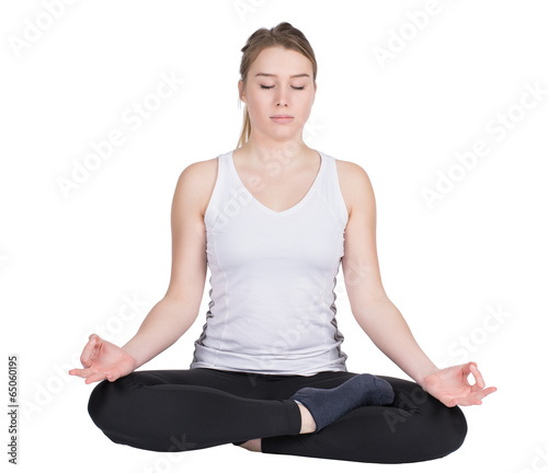 Junge Frau sitzt auf dem Boden und meditiert