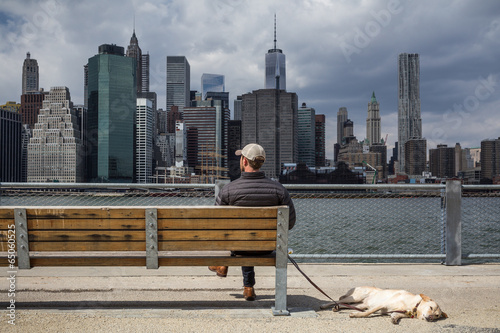 Mann mit Hund vor der Skyline Manhattan New York